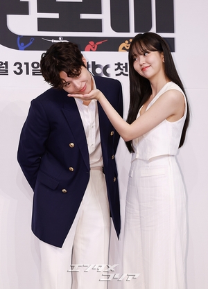 【フォト】パク・ボゴム＆キム・ソヒョン、ラブラブカップルのハート・ポーズ