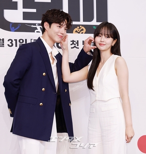 【フォト】パク・ボゴム＆キム・ソヒョン、ラブラブカップルのハート・ポーズ