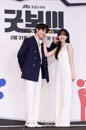 【フォト】パク・ボゴム＆キム・ソヒョン、ラブラブカップルのハート・ポーズ