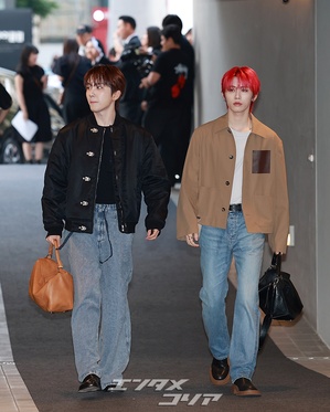 【フォト】BOYNEXTDOORテサン＆ウナク「クロスほっぺハート」