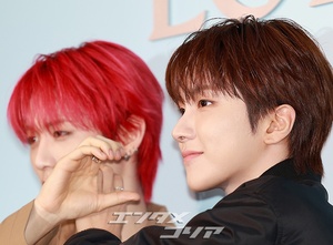 【フォト】BOYNEXTDOORテサン＆ウナク「クロスほっぺハート」