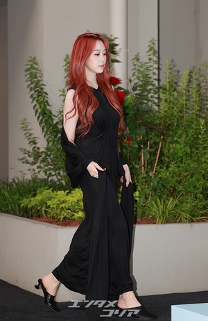 【フォト】aespaジゼル　シックな黒ドレスの女神