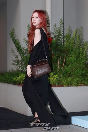 【フォト】aespaジゼル　シックな黒ドレスの女神