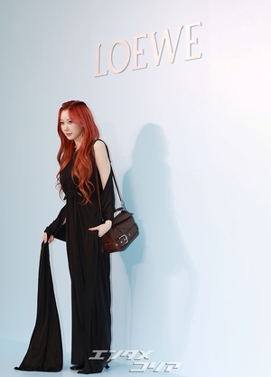 【フォト】aespaジゼル　シックな黒ドレスの女神