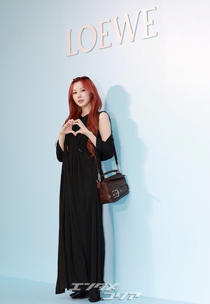 【フォト】aespaジゼル　シックな黒ドレスの女神