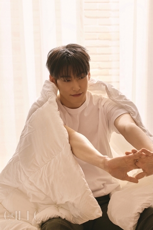 【フォト】パク・ヨンウン「柔らかな笑顔とモデル顔負けのフィジカル」中国ファッション誌登場