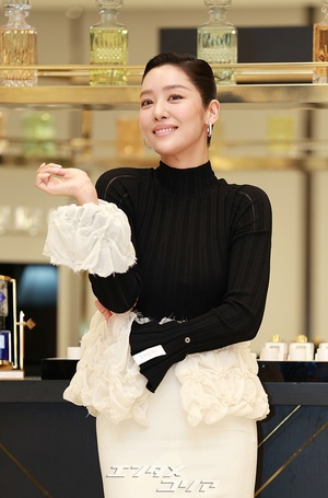 【フォト】チャ・ジュヨン、ブラック＆ホワイトの装いで圧倒的オーラ