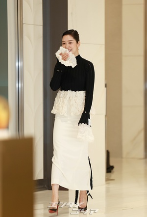 【フォト】チャ・ジュヨン、ブラック＆ホワイトの装いで圧倒的オーラ