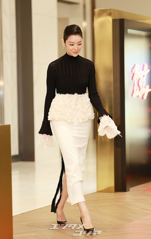 【フォト】チャ・ジュヨン、ブラック＆ホワイトの装いで圧倒的オーラ