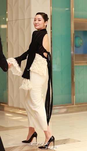 【フォト】チャ・ジュヨン、ブラック＆ホワイトの装いで圧倒的オーラ