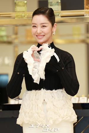 【フォト】チャ・ジュヨン、ブラック＆ホワイトの装いで圧倒的オーラ