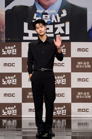 【フォト】チャ・ハギョン、スリムなスタイル際立つ黒コーデ