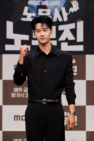 【フォト】チャ・ハギョン、スリムなスタイル際立つ黒コーデ