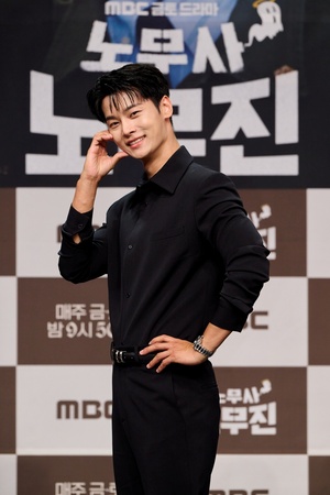 【フォト】チャ・ハギョン、スリムなスタイル際立つ黒コーデ