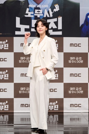 【フォト】ソル・イナ、白スーツ姿がおしゃれ