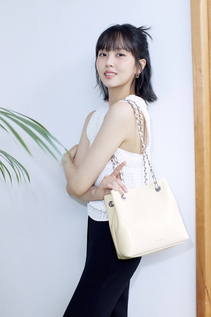 【フォト】感性的な雰囲気のキム・ソヒョン、日常の中の特別な瞬間