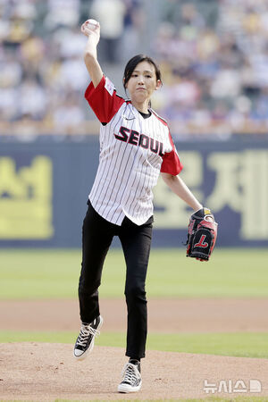 【フォト】Baby V.O.Xイ・ヒジンが始球式