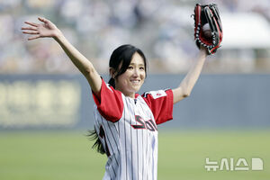 【フォト】Baby V.O.Xイ・ヒジンが始球式