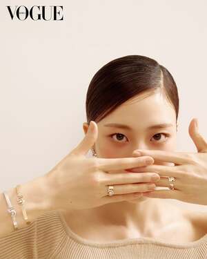 【フォト】ホン・ファヨン、「CHANEL」のジュエリー身に着け上品＆神秘的な魅力アピール