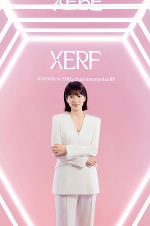 【フォト】パク・シネ、洗練された白スーツ姿でXERFのイベントに出席