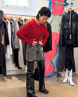 ホン・ジンギョン、「赤い服」騒動で直筆の謝罪文 「間違いを犯してしまった」