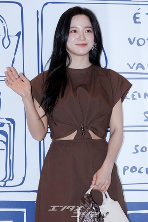 【フォト】LONGCHAMPのアンバサダーを務めるキム・セジョン、ワンピ姿が上品