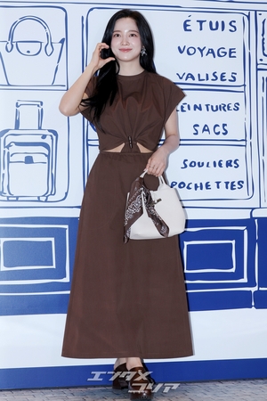 【フォト】LONGCHAMPのアンバサダーを務めるキム・セジョン、ワンピ姿が上品