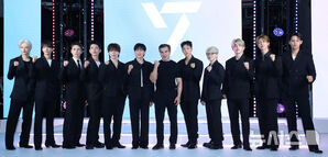 【フォト】ポーズを取るSEVENTEENとAirbnbのブライアン・チェスキーCEO