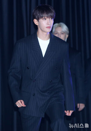 【フォト】ポーズを取るSEVENTEENとAirbnbのブライアン・チェスキーCEO