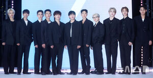 【フォト】ポーズを取るSEVENTEENとAirbnbのブライアン・チェスキーCEO