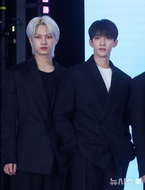 【フォト】ポーズを取るSEVENTEENとAirbnbのブライアン・チェスキーCEO