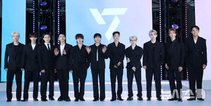 【フォト】ポーズを取るSEVENTEENとAirbnbのブライアン・チェスキーCEO