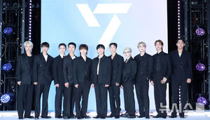 【フォト】ポーズを取るSEVENTEENとAirbnbのブライアン・チェスキーCEO