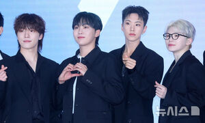 【フォト】ポーズを取るSEVENTEENとAirbnbのブライアン・チェスキーCEO