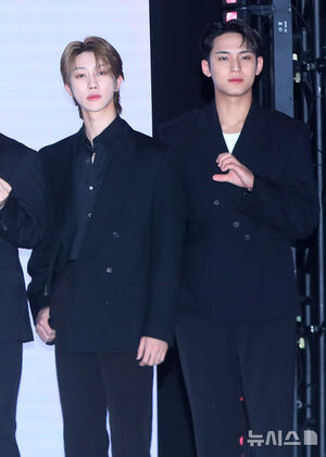 【フォト】ポーズを取るSEVENTEENとAirbnbのブライアン・チェスキーCEO