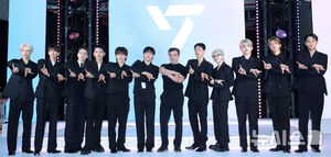 【フォト】ポーズを取るSEVENTEENとAirbnbのブライアン・チェスキーCEO