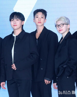 【フォト】ポーズを取るSEVENTEENとAirbnbのブライアン・チェスキーCEO