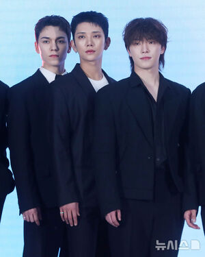 【フォト】ポーズを取るSEVENTEENとAirbnbのブライアン・チェスキーCEO