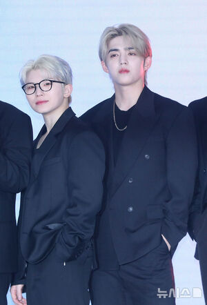 【フォト】ポーズを取るSEVENTEENとAirbnbのブライアン・チェスキーCEO