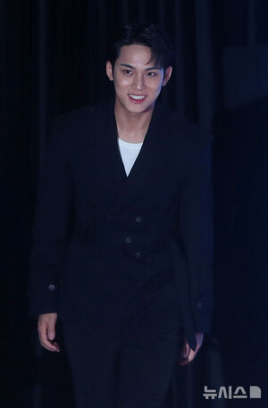 【フォト】ポーズを取るSEVENTEENとAirbnbのブライアン・チェスキーCEO