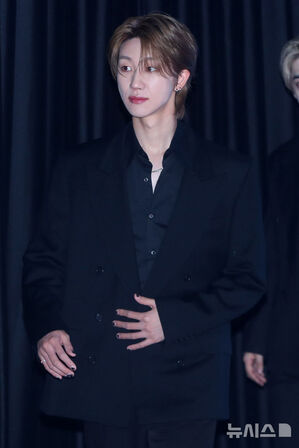 【フォト】ポーズを取るSEVENTEENとAirbnbのブライアン・チェスキーCEO