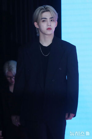 【フォト】ポーズを取るSEVENTEENとAirbnbのブライアン・チェスキーCEO