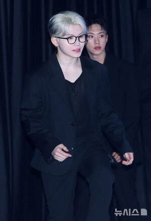 【フォト】ポーズを取るSEVENTEENとAirbnbのブライアン・チェスキーCEO