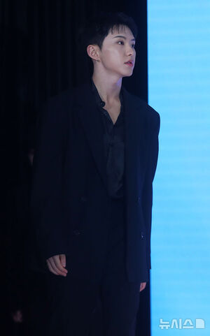 【フォト】ポーズを取るSEVENTEENとAirbnbのブライアン・チェスキーCEO