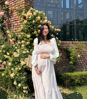 双子を妊娠中のキム・ジヘ、21週目で大きくなったお腹を披露 「歩き回れるよね?」