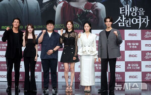 【フォト】ポーズを取る『太陽を飲み込んだ女』のキャストたち