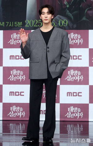 【フォト】ポーズを取る『太陽を飲み込んだ女』のキャストたち