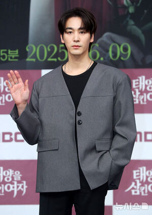 【フォト】ポーズを取る『太陽を飲み込んだ女』のキャストたち