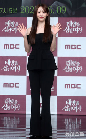 【フォト】ポーズを取る『太陽を飲み込んだ女』のキャストたち