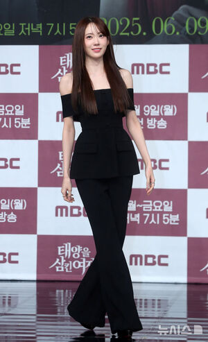 【フォト】ポーズを取る『太陽を飲み込んだ女』のキャストたち